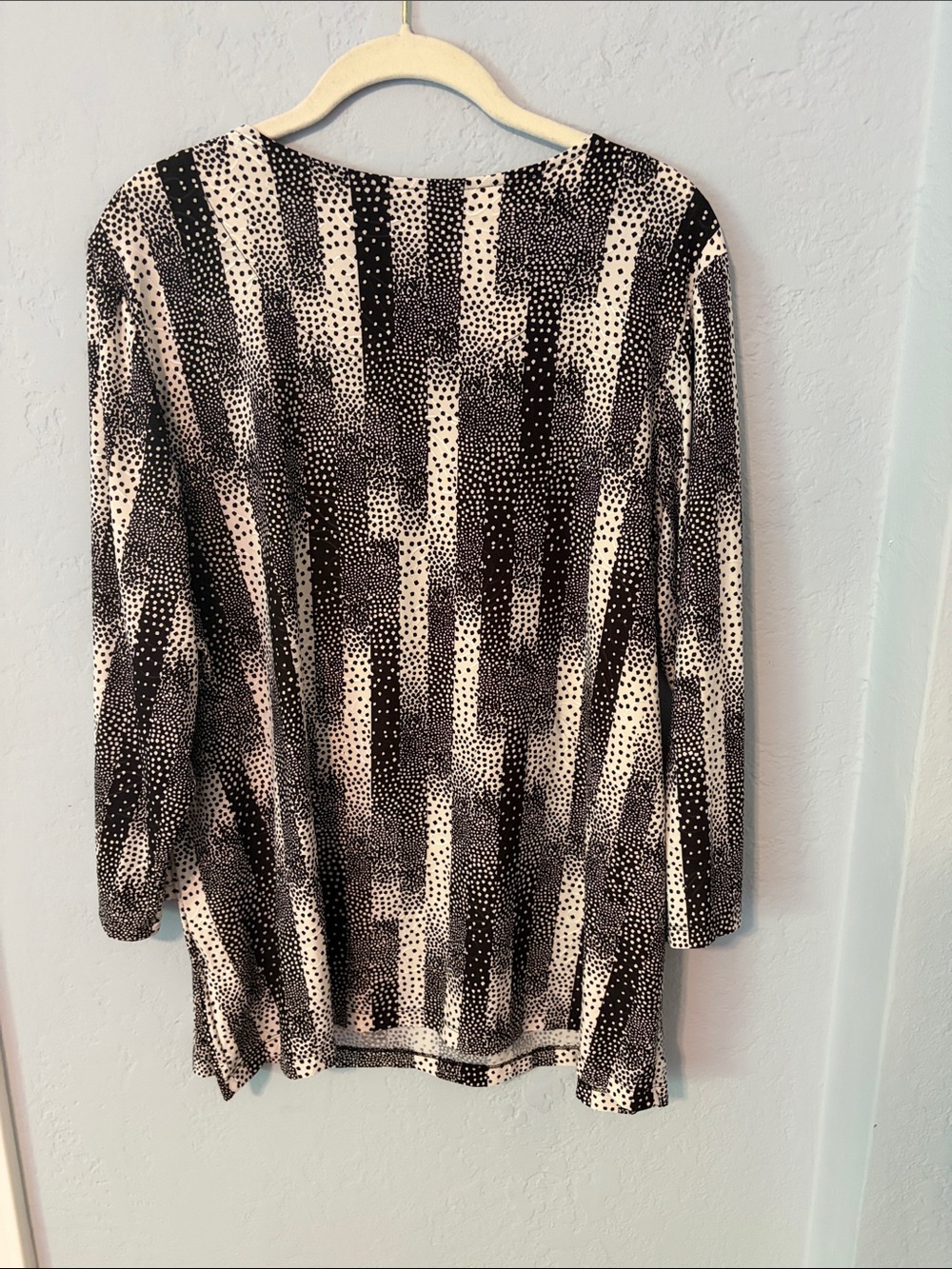 JM Collection Black and White Abstract Dot Stripe Scoop Neck Long Sleeve Top - Picture 2 of 7